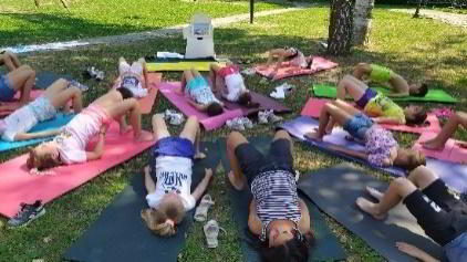 Lavoro in natura in collaborazione con la fattoria didattica “L’allegra Fattoria” di Caneva (Tolmezzo), creando delle settimane in natura per permettere ai ragazzi di vivere la bellezza della natura stando insieme e imparando a gestire le relazioni conflittuali. In quelle settimane, Insegno YOGA e Meditazione Mindfulness per bambini che permette di fermarsi sia nel movimento che nell’atto meditativo e percepire, sentire la sensazione del corpo, sviluppando un’attenzione molto più efficace verso sé stessi.