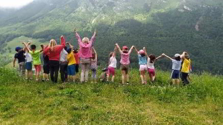 Lavoro in natura in collaborazione con la fattoria didattica “L’allegra Fattoria” di Caneva (Tolmezzo), creando delle settimane in natura per permettere ai ragazzi di vivere la bellezza della natura stando insieme e imparando a gestire le relazioni conflittuali. In quelle settimane, Insegno YOGA e Meditazione Mindfulness per bambini che permette di fermarsi sia nel movimento che nell’atto meditativo e percepire, sentire la sensazione del corpo, sviluppando un’attenzione molto più efficace verso sé stessi.