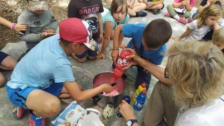 Lavoro in natura in collaborazione con la fattoria didattica “L’allegra Fattoria” di Caneva (Tolmezzo), creando delle settimane in natura per permettere ai ragazzi di vivere la bellezza della natura stando insieme e imparando a gestire le relazioni conflittuali. In quelle settimane, Insegno YOGA e Meditazione Mindfulness per bambini che permette di fermarsi sia nel movimento che nell’atto meditativo e percepire, sentire la sensazione del corpo, sviluppando un’attenzione molto più efficace verso sé stessi.